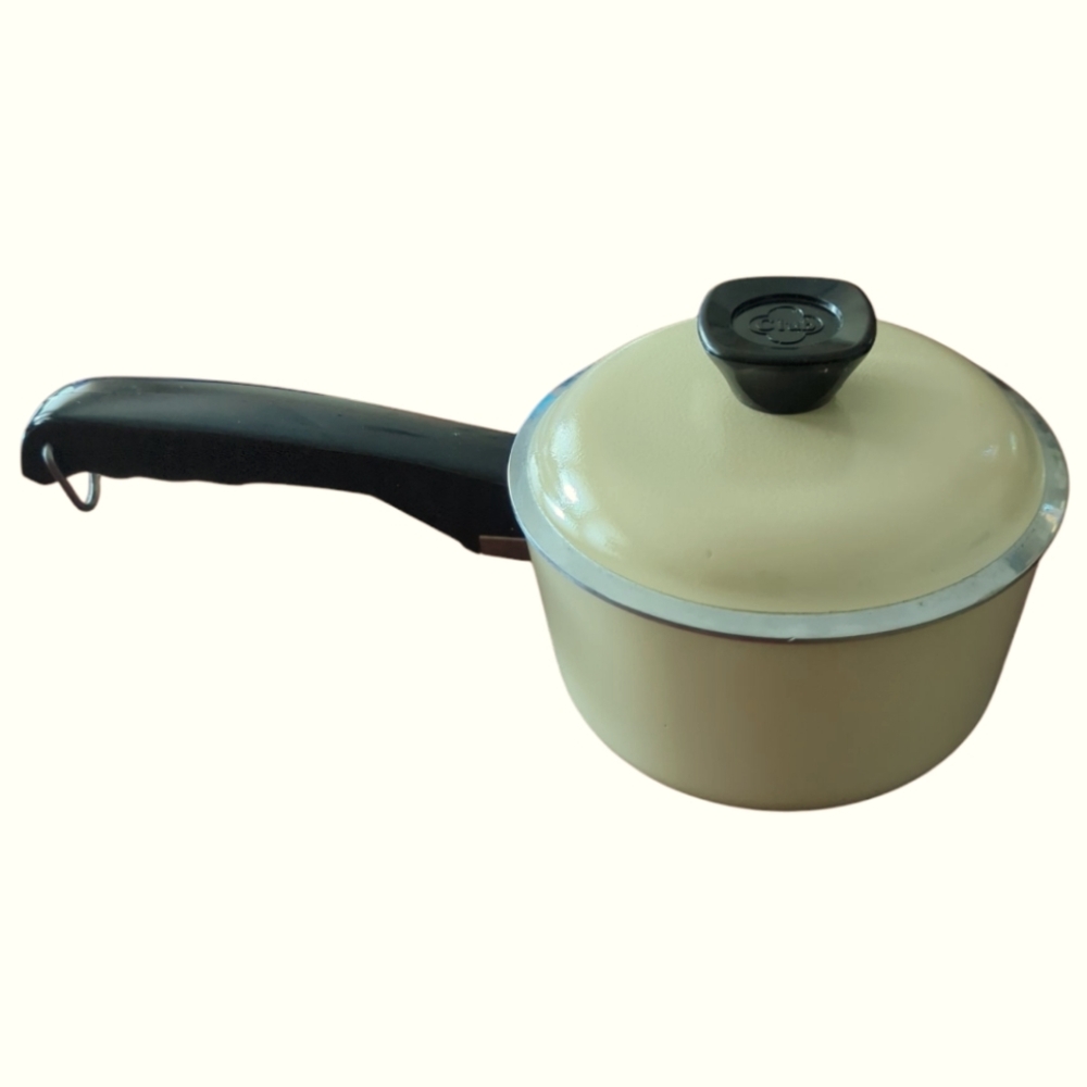 Vintage - Club Cookware - 1qt Pot - beige